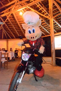 Buti apresentou a moto que será sorteada no final da Suinofest