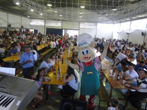 Buti agita as Festas e convida para a Suinofest