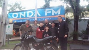 Marisene e sua família com a equipe da Onda FM